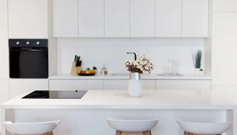 Modern,Stylish,White,Kitchen,With,White,Walls,,Chairs,And,Table,