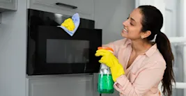 Micro-ondas sujo depois da festa? Veja como limpar rápido e sem esforço