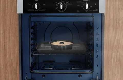 Forno assando um bolo