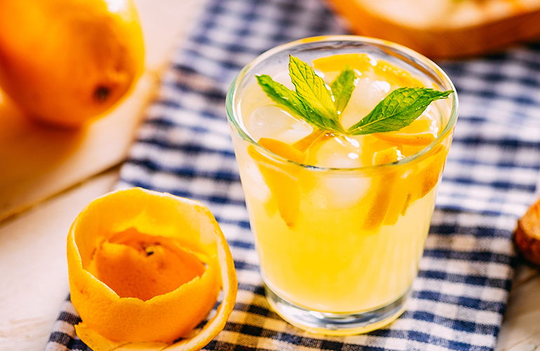 água aromatizada com laranja