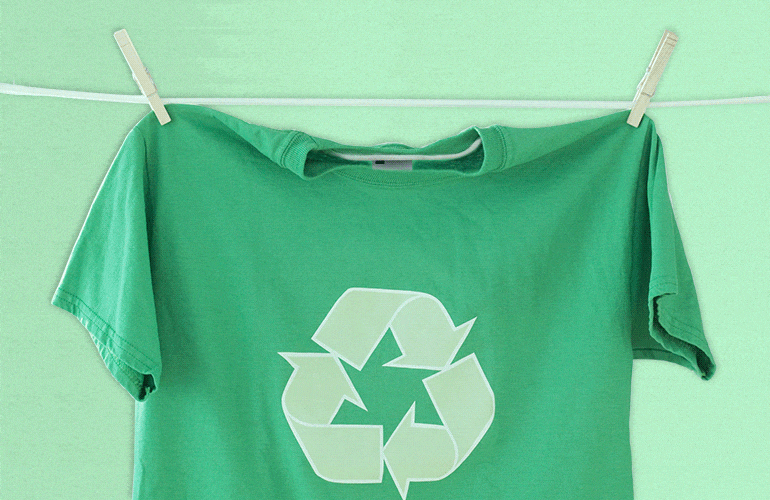Camiseta pendurada no varal com destaque para as informações da etiqueta