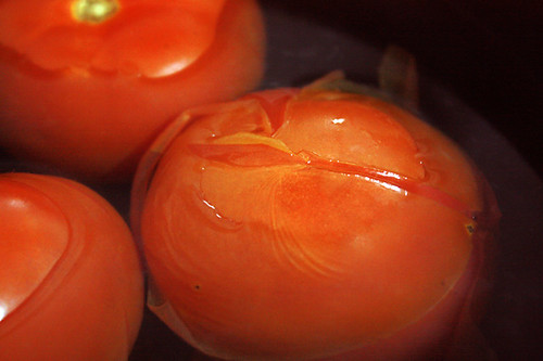 Dica da vovó: tomate pelado caseiro em 5 minutos