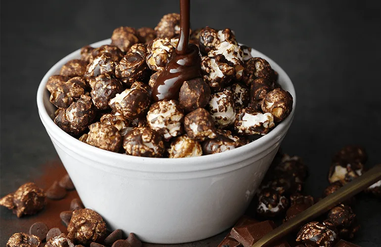 Veja como fazer uma cobertura de chocolate para qualquer tipo de doce