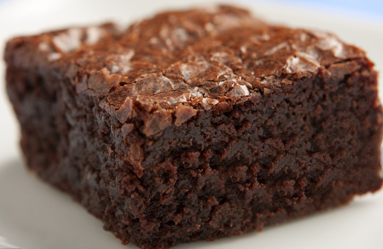 pedaço de brownie de chocolate tradicional.