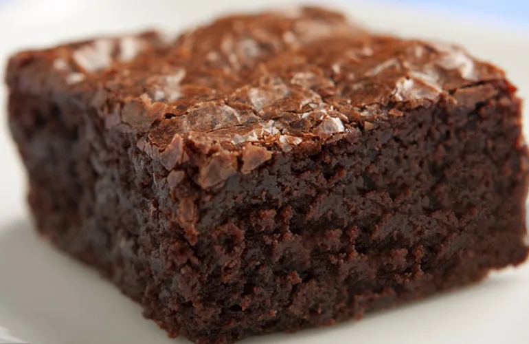 pedaço de brownie de chocolate tradicional.