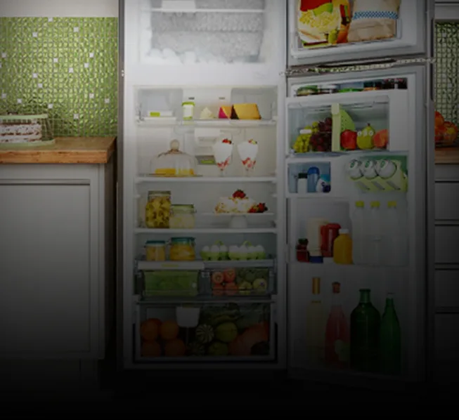 Uma geladeira aberta com vários alimentos dentro