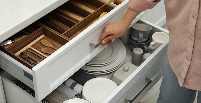 Como organizar armário de cozinha?
