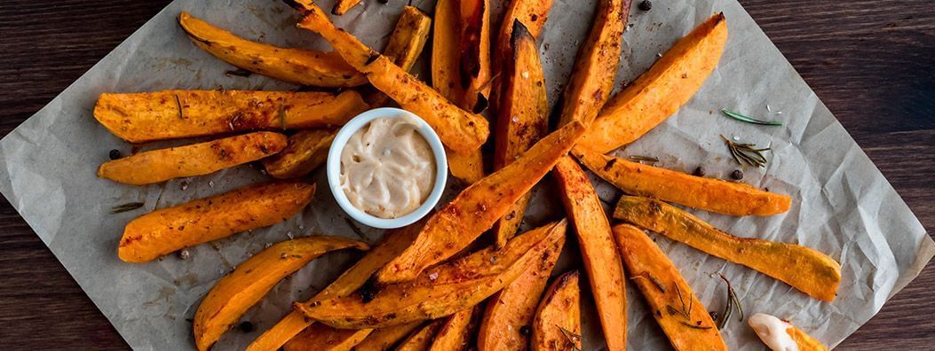 batata com acompanhamento de molho aioli
