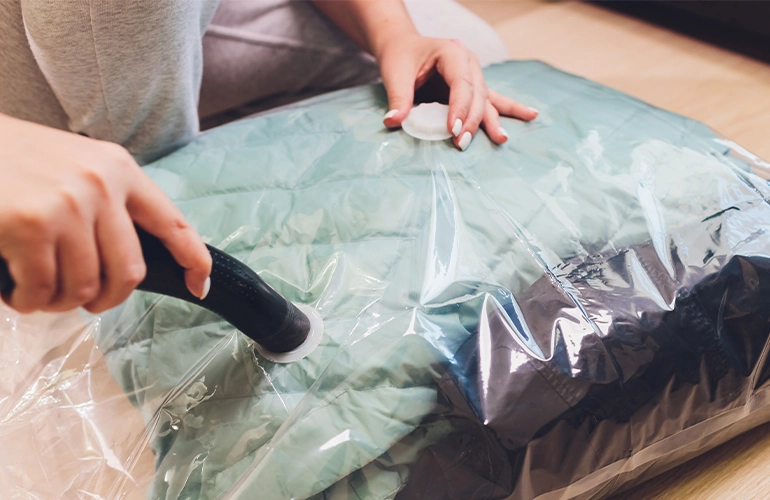 guardar roupas de cama à vácuo