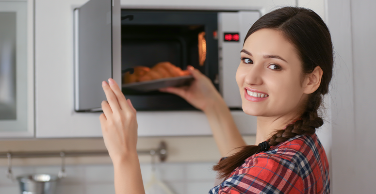 O que pode ir no micro-ondas? Descubra quais utensílios usar e evitar!