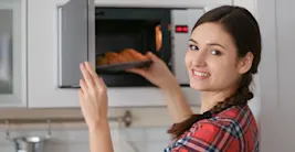 O que pode ir no micro-ondas? Descubra quais utensílios usar e evitar!