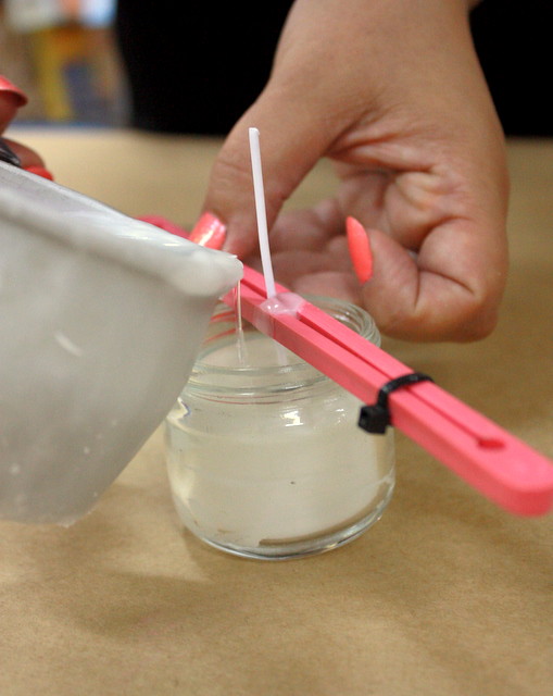 Faça velas de citronela para repelir insetos