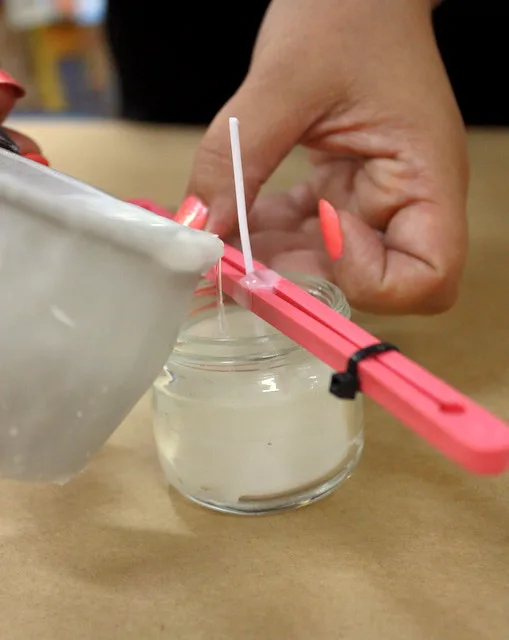 Faça velas de citronela para repelir insetos