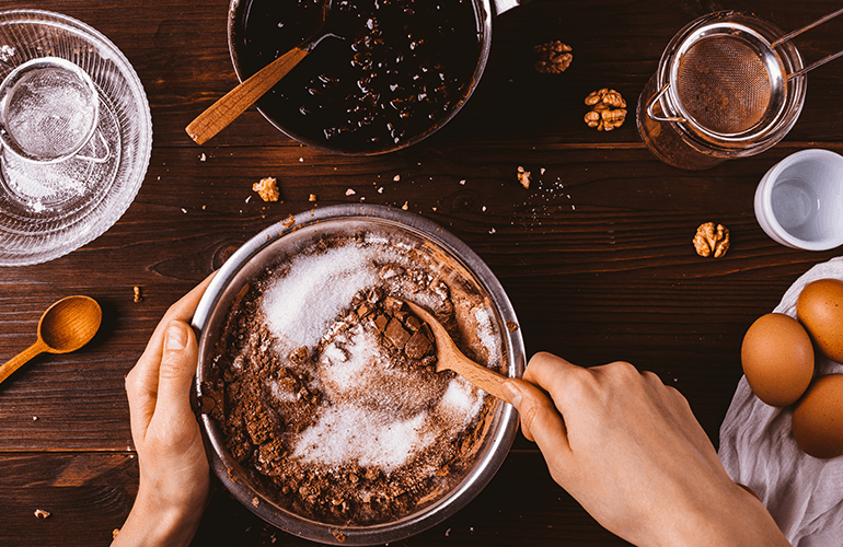 Como fazer um bolo de chocolate fácil e saboroso