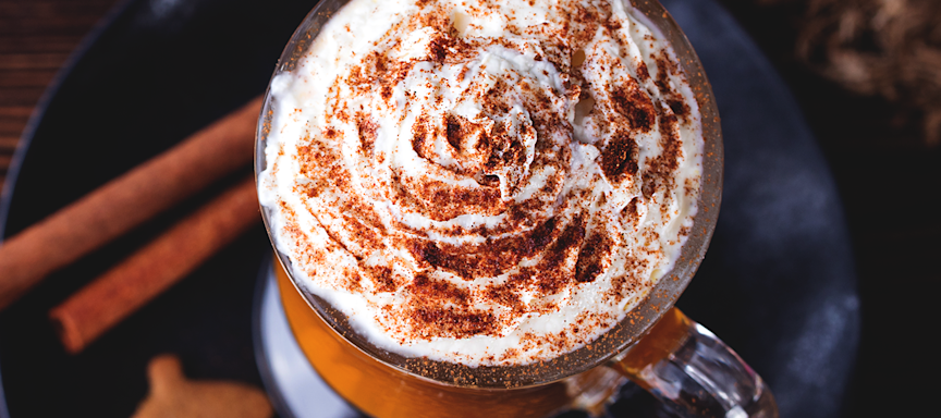 Café com clima de cafeteria em casa: veja como fazer caramelo e chantilly para um café cremoso