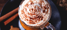 Café com clima de cafeteria em casa: veja como fazer caramelo e chantilly para um café cremoso
