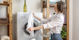 Como tirar mancha de roupa branca: truques caseiros