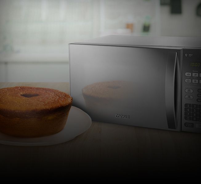 Um bolo de fubá na frente de um micro-ondas
