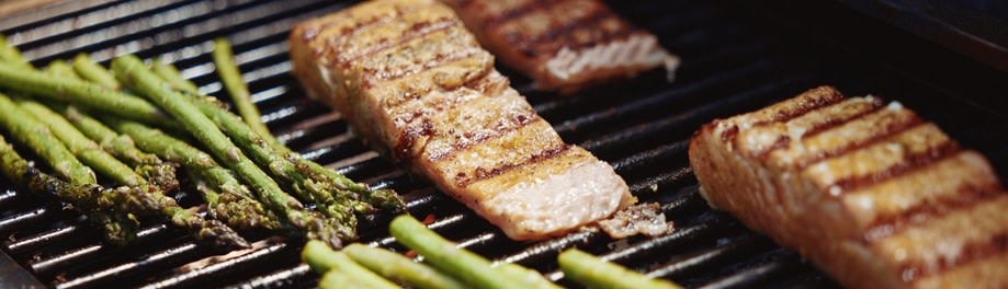 Salmon and asparagus on the grill