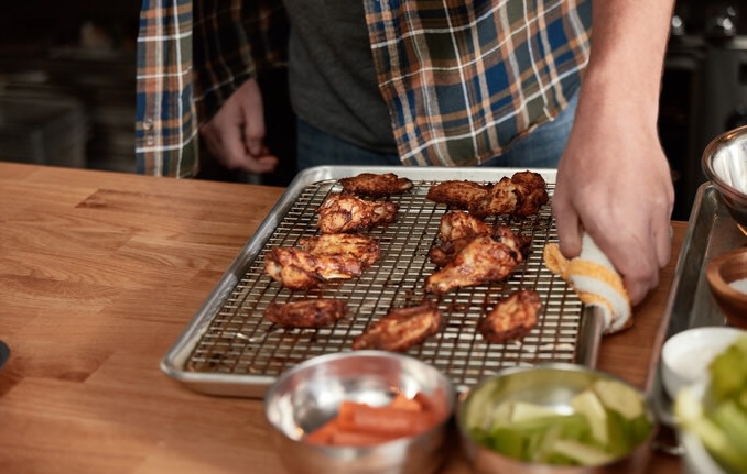 Allowing chicken wings to rest 10 minutes before serving