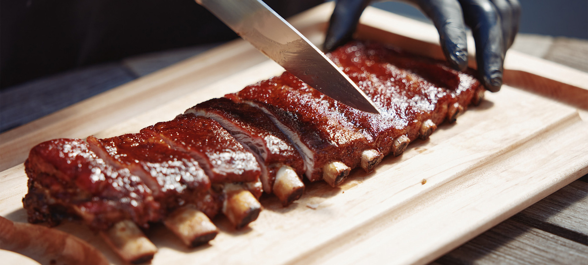 Video preparing ribs on the grill