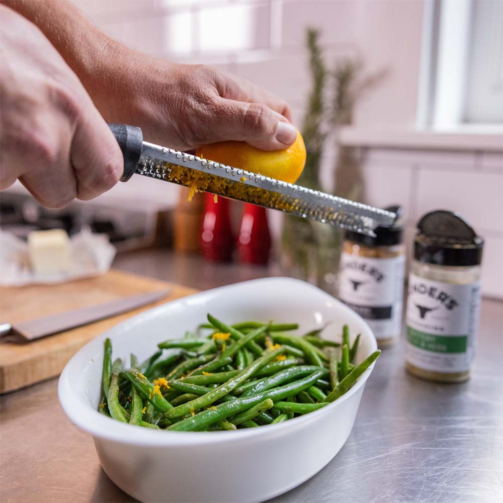 string beans with lemon zest and seasoning