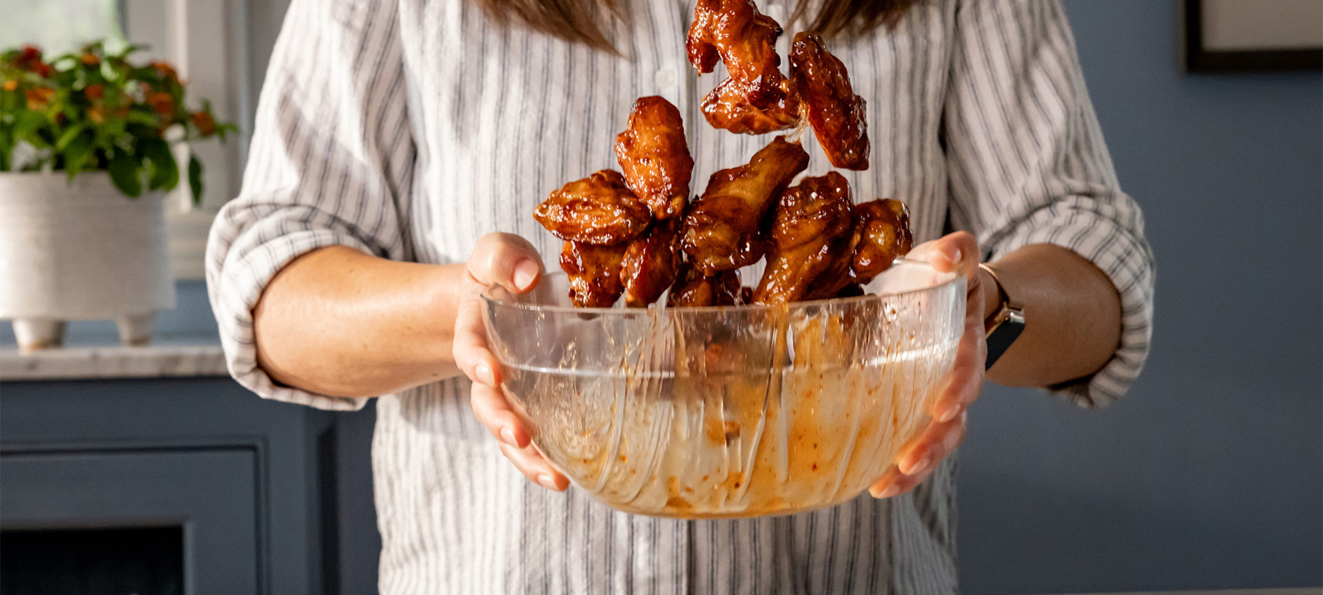 Video preparing and serving chicken wings
