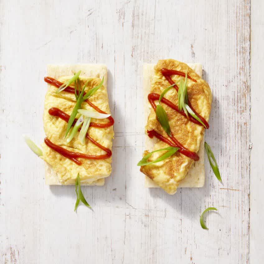Rice Cruskits with Omelette, sriracha & spring onion 