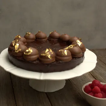 arnotts-royals-queen-chocolate-cake