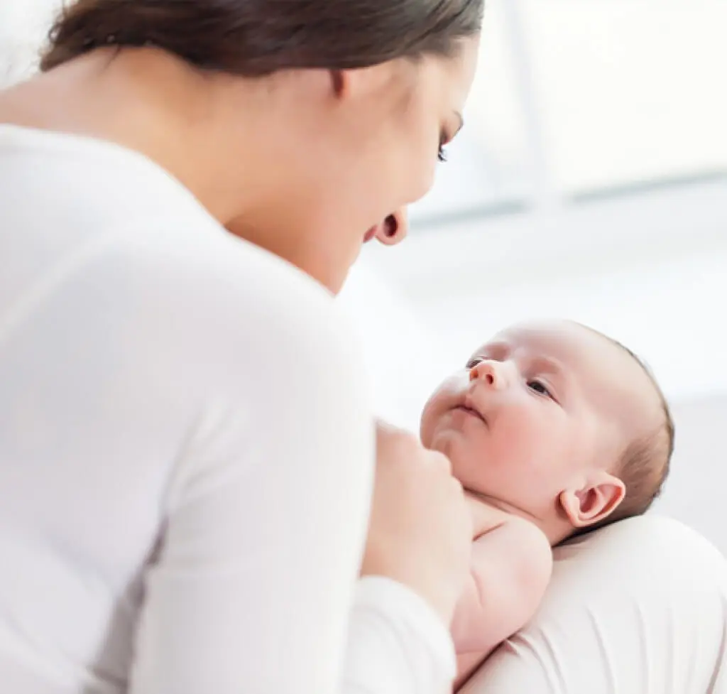 Madre cuidado de su bebé.