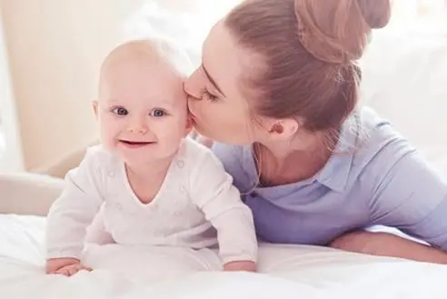 Hombre y mujer hablando en una cocina