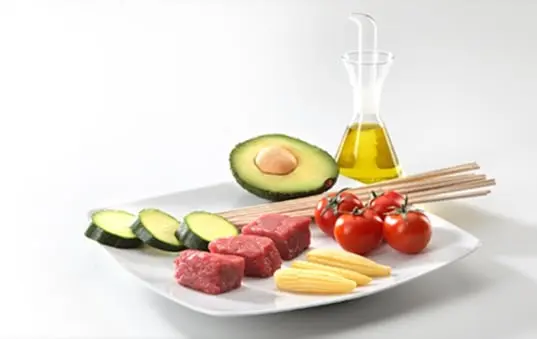 Brochetas de fruta para niños