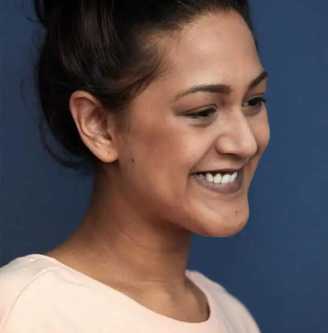 Una madre adulta sonriendo. 