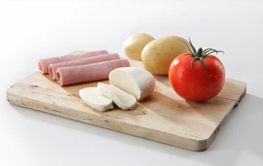 Patatas al microondas con jamón y queso para niños