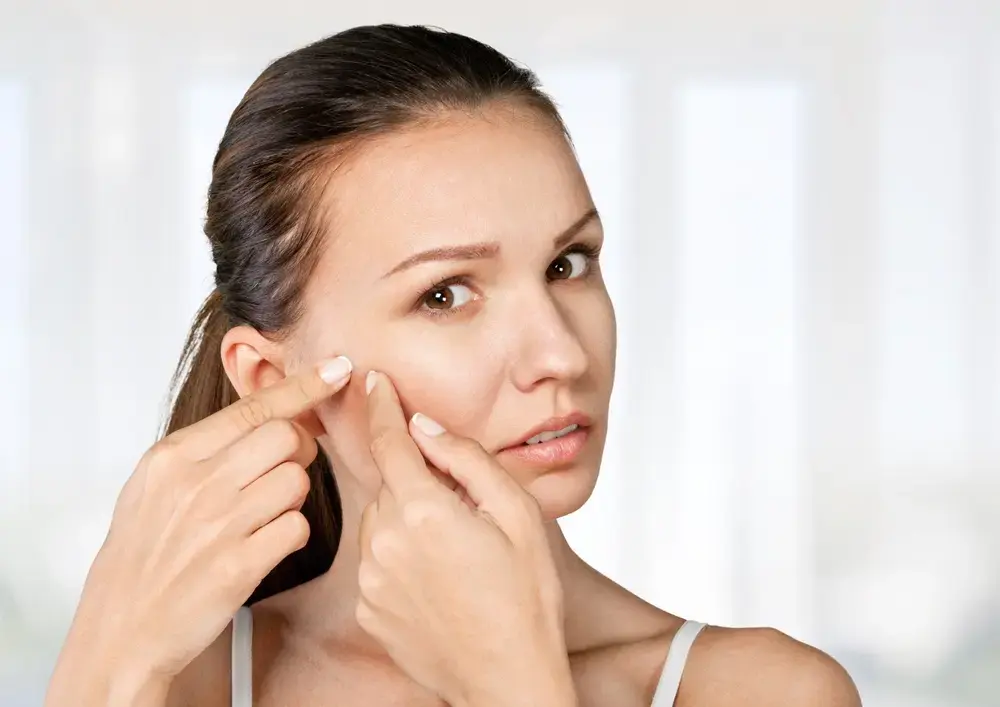  Mujer se aplica crema en el rostro 