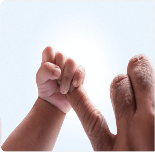 Manos agarradas de un bebé y su padre.