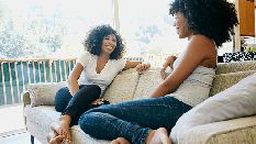 Femmes qui parlent et rient