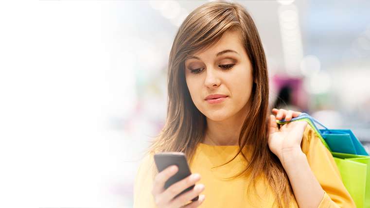 Femme qui regarde son téléphone