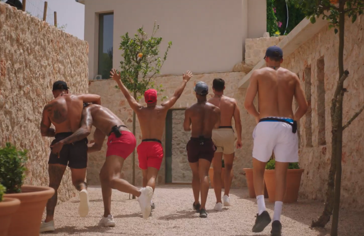 the-boys-sneak-off-to-casa-amor-love-island
