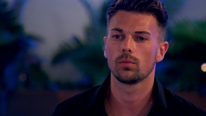 FIRST LOOK: Sam sends one girl packing | Love Island