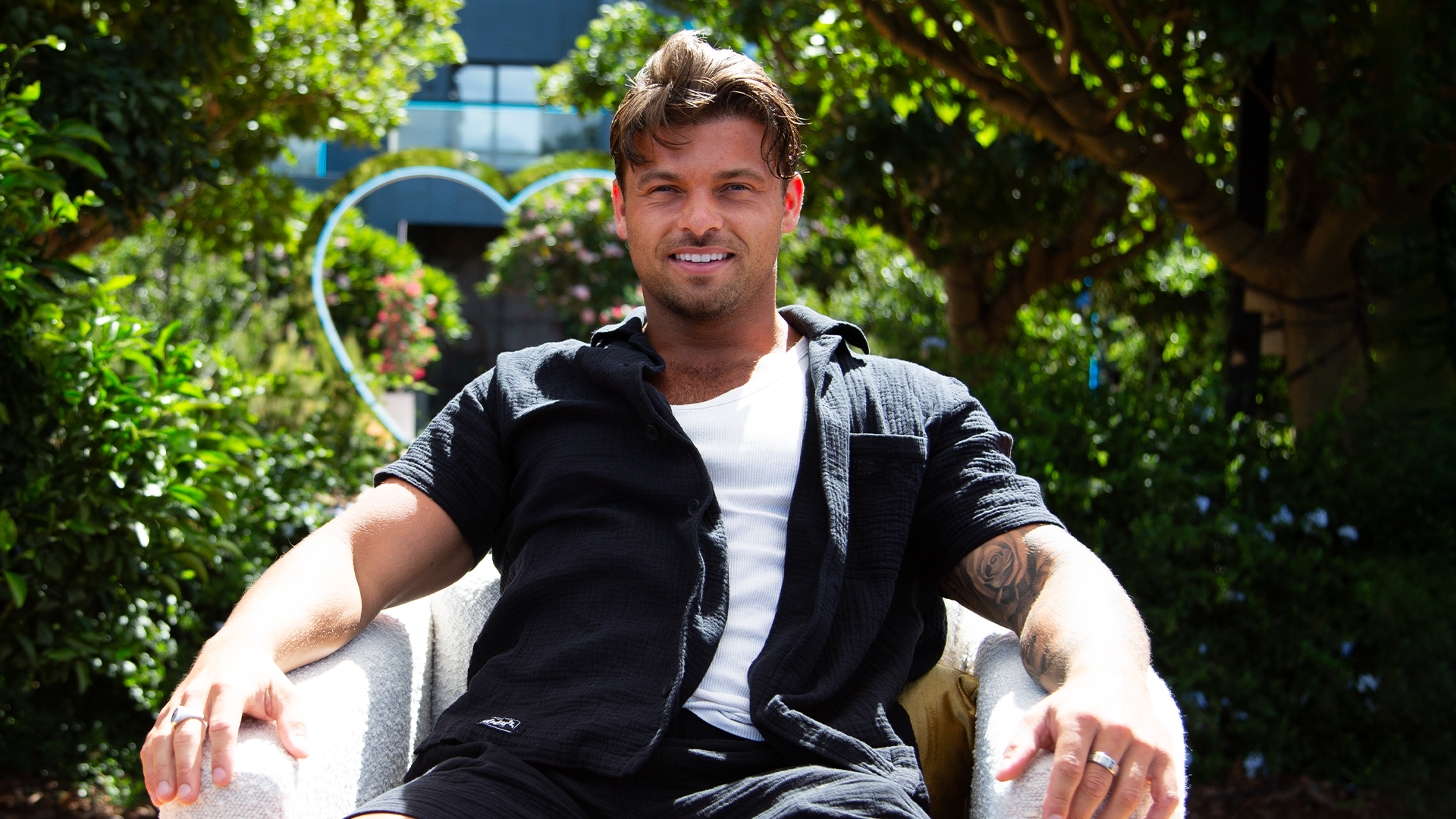 Jake leaves the Villa and enters the chat | Love Island