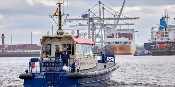 Neues Lotsenversetzschiff im Hamburger Hafen