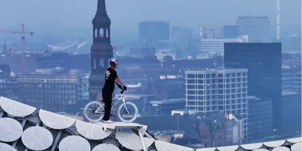 Spektakulärer Stunt auf der Elphi