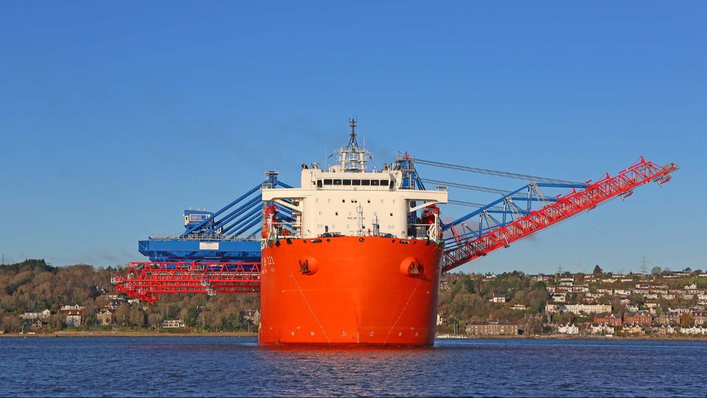 Neue ferngesteuerte Containerbrücken im Hamburger Hafen