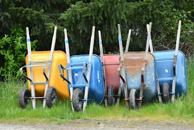 Wheelbarrows shelley-pauls-Tsz-4K1sS9w-unsplash