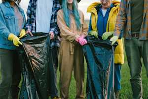 Volunteers black plastic bags