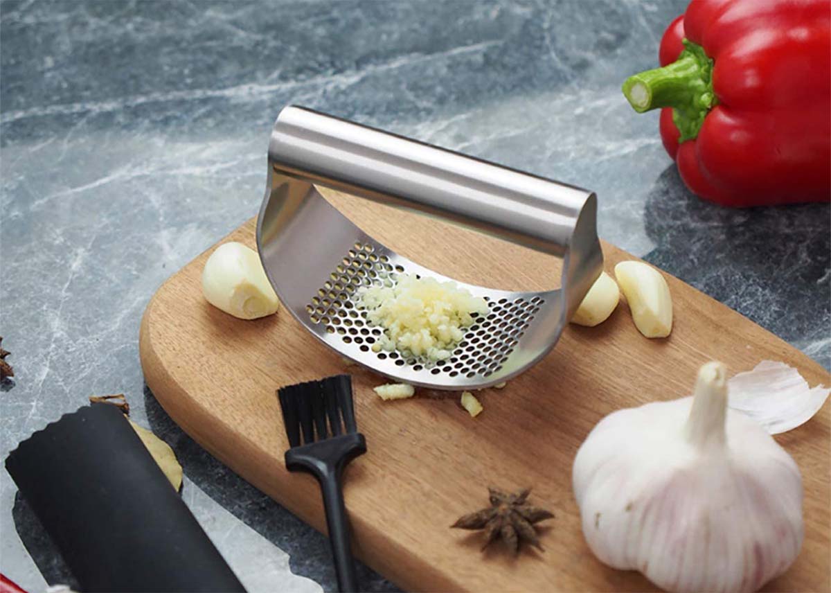 https://images.ctfassets.net/qmmajc22qsgf/3qr1fzGpfABerXSz9J9Vqr/1e35fa27d63be641bec103560b35ac0e/kitchen-gadgets-garlic-rocker_1.jpg