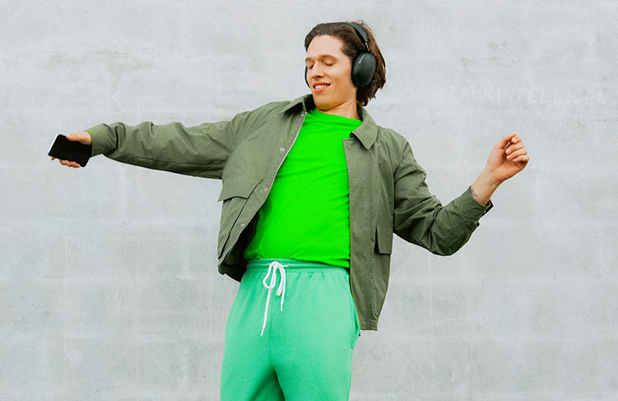 Person lytter til YouSee Musik i sit headset