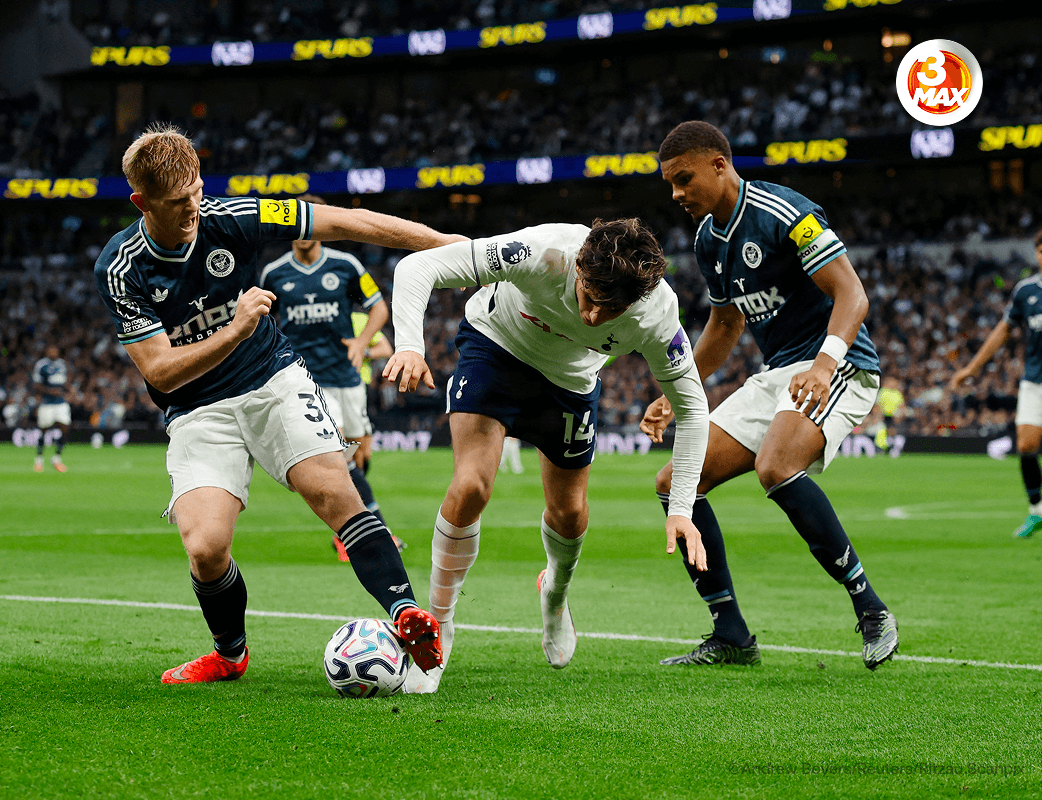 To Newcastle-spillere står overfor en spiller fra Tottenham