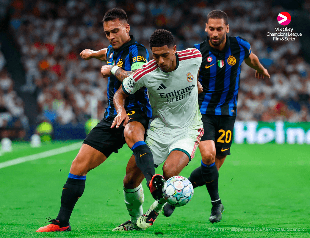 En spiller fra Real Madrid kæmper om bolden med to spillere fra Inter